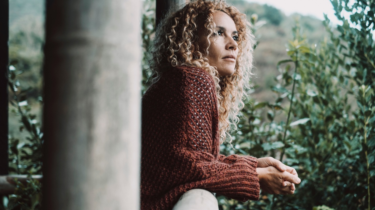 A woman considers dual diagnosis addiction treatment in boulder, Colorado.