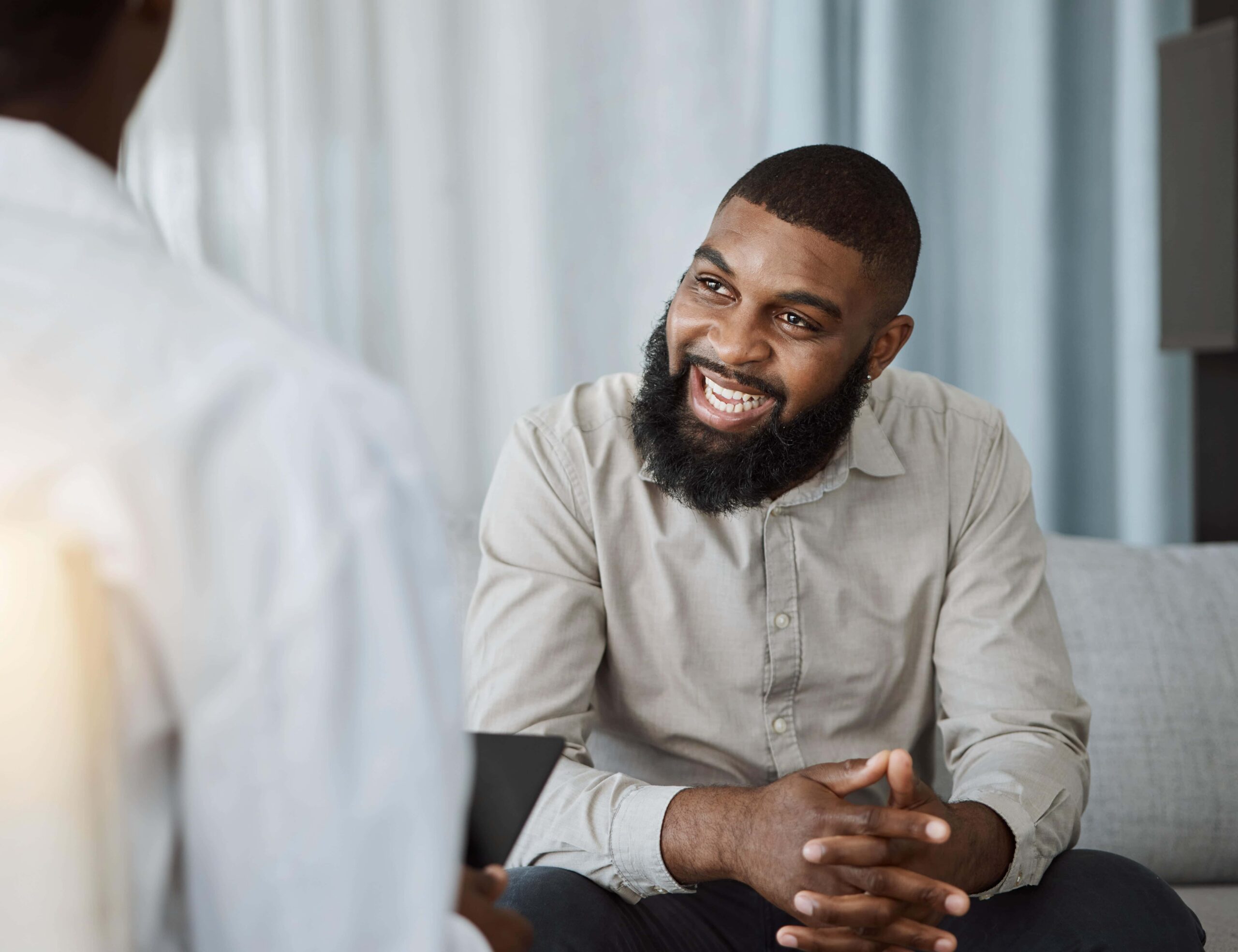 Therapist meeting with a client to discuss what to do instead of drinking and healthier approaches to managing anxiety at Flatirons Recovery.